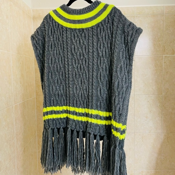 Steve Madden Women’s V Neck  Fringed Poncho Gray & Neon Yellow OSFM - Picture 6 of 10